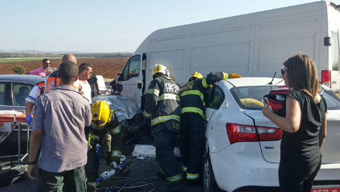 اصابة شخصين بجراح خطيرة في حادث طرق 